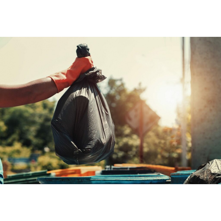 Čistenie katastra obce aktivačnými pracovníkmi.