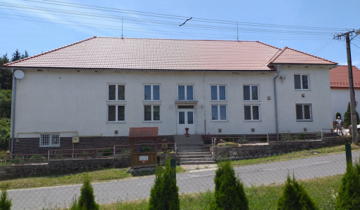 Výmena strešnej krytiny na KD Žihľava, 6/2022. Životnosť tej pôvodnej už vypršala, začalo cez ňu zatekať.