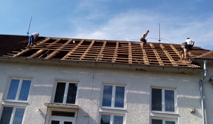 Výmena strešnej krytiny na KD Žihľava, 6/2022.