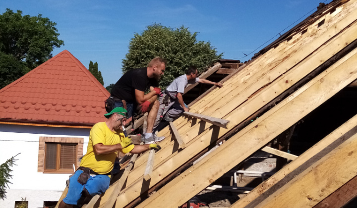 Výmena strešnej krytiny na KD Žihľava, 6/2022.