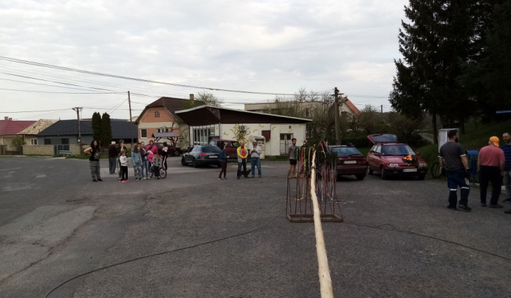 Tradičné stavanie mája v obci.