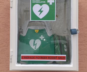 Aktuality / Automatický externý defibrilátor v obci Pôtor. - foto