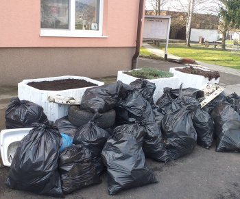 Aktuality / Čistenie katastra aktivačnými pracovníkmi obce. - foto