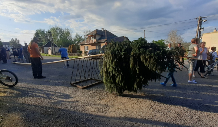 Stavanie mája.