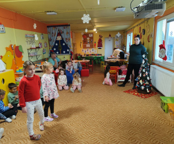 Materská škola - fotogaléria / Zdobenie medovníčkov s pani Zuzkou. - foto