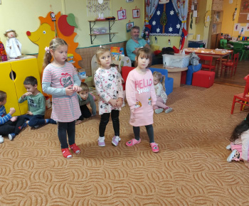 Materská škola - fotogaléria / Zdobenie medovníčkov s pani Zuzkou. - foto