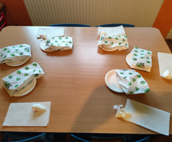 Materská škola - fotogaléria / Zdobenie medovníčkov s pani Zuzkou. - foto