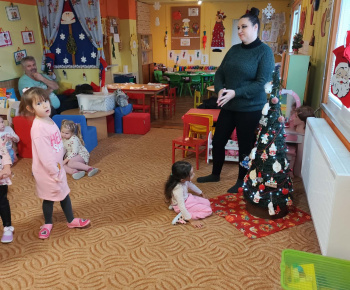 Materská škola - fotogaléria / Zdobenie medovníčkov s pani Zuzkou. - foto