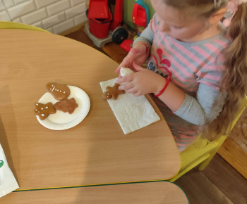 Materská škola - fotogaléria / Zdobenie medovníčkov s pani Zuzkou. - foto