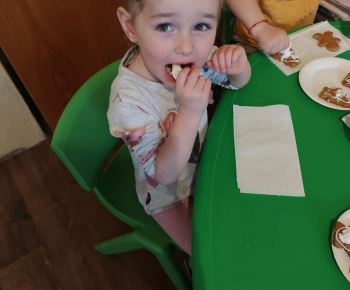 Materská škola - fotogaléria / Zdobenie medovníčkov s pani Zuzkou. - foto