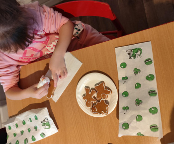 Materská škola - fotogaléria / Zdobenie medovníčkov s pani Zuzkou. - foto