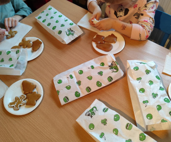 Materská škola - fotogaléria / Zdobenie medovníčkov s pani Zuzkou. - foto