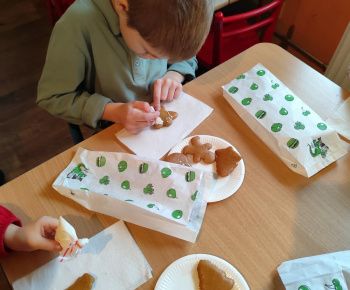 Materská škola - fotogaléria / Zdobenie medovníčkov s pani Zuzkou. - foto