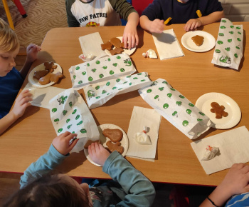 Materská škola - fotogaléria / Zdobenie medovníčkov s pani Zuzkou. - foto