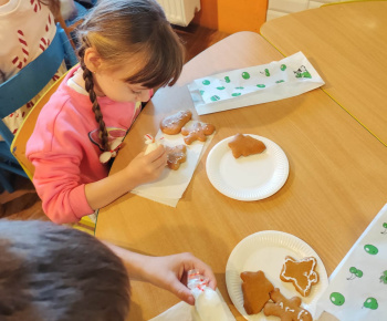 Materská škola - fotogaléria / Zdobenie medovníčkov s pani Zuzkou. - foto