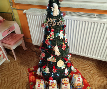 Materská škola - fotogaléria / Zdobenie medovníčkov s pani Zuzkou. - foto