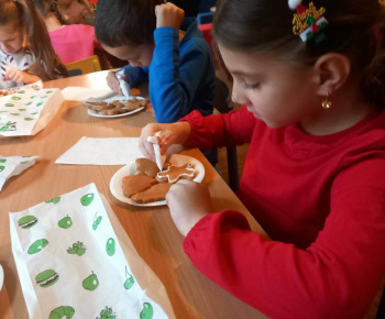 Materská škola - fotogaléria / Zdobenie medovníčkov s pani Zuzkou. - foto