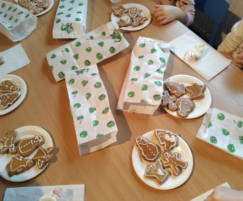 Materská škola - fotogaléria / Zdobenie medovníčkov s pani Zuzkou. - foto