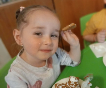 Materská škola - fotogaléria / Zdobenie medovníčkov s pani Zuzkou. - foto