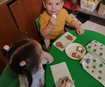 Materská škola - fotogaléria / Zdobenie medovníčkov s pani Zuzkou. - foto