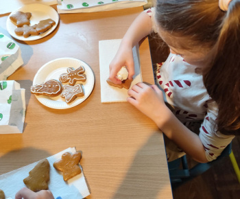 Materská škola - fotogaléria / Zdobenie medovníčkov s pani Zuzkou. - foto