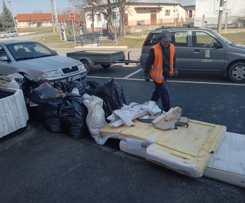 Aktuality / Čistenie katastra obce aktivačnými pracovníkmi. - foto