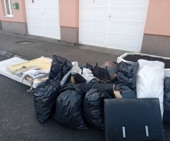 Aktuality / Čistenie katastra obce aktivačnými pracovníkmi. - foto