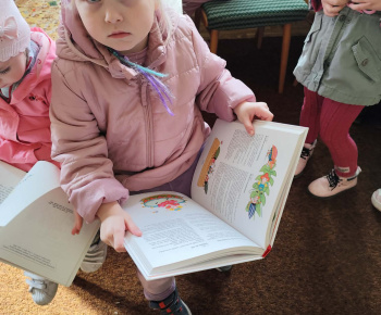 Materská škola - fotogaléria / Mesiac knihy - návšteva obecnej knižnice. - foto