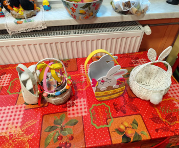 Materská škola - fotogaléria / Veľká noc je za dverami, hľadanie čoko vajíčok, polievačka, šibačka... - foto