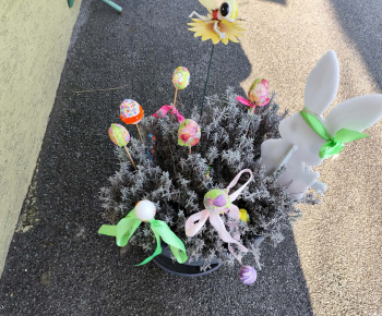 Materská škola - fotogaléria / Veľká noc je za dverami, hľadanie čoko vajíčok, polievačka, šibačka... - foto