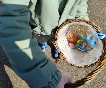 Materská škola - fotogaléria / Veľká noc je za dverami, hľadanie čoko vajíčok, polievačka, šibačka... - foto