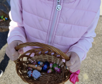 Materská škola - fotogaléria / Veľká noc je za dverami, hľadanie čoko vajíčok, polievačka, šibačka... - foto