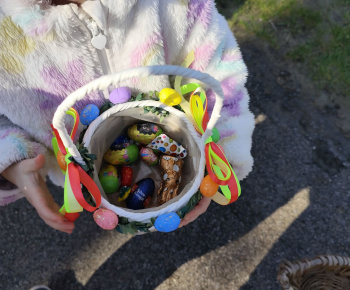 Materská škola - fotogaléria / Veľká noc je za dverami, hľadanie čoko vajíčok, polievačka, šibačka... - foto