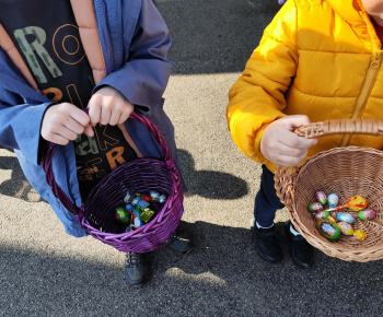 Materská škola - fotogaléria / Veľká noc je za dverami, hľadanie čoko vajíčok, polievačka, šibačka... - foto