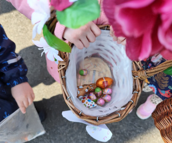 Materská škola - fotogaléria / Veľká noc je za dverami, hľadanie čoko vajíčok, polievačka, šibačka... - foto