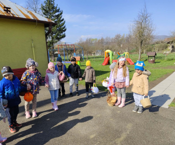 Materská škola - fotogaléria / Veľká noc je za dverami, hľadanie čoko vajíčok, polievačka, šibačka... - foto