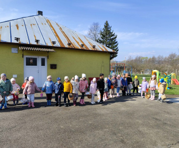 Materská škola - fotogaléria / Veľká noc je za dverami, hľadanie čoko vajíčok, polievačka, šibačka... - foto