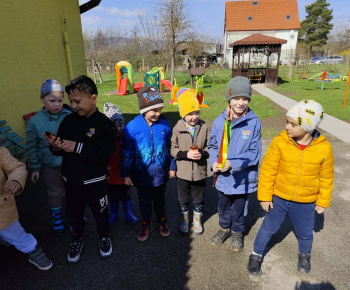 Materská škola - fotogaléria / Veľká noc je za dverami, hľadanie čoko vajíčok, polievačka, šibačka... - foto