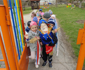 Materská škola - fotogaléria / Vynášanie Moreny. - foto