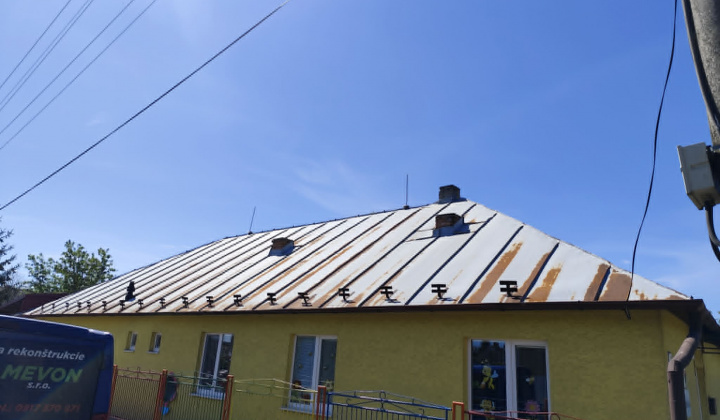 Rekonštrukcia striech ZS, domu smútku Pôtor, nový náter krytiny MŠ.