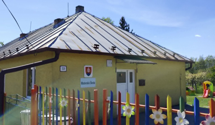 Rekonštrukcia striech ZS, domu smútku Pôtor, nový náter krytiny MŠ.