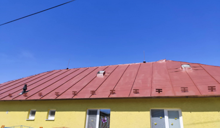 Rekonštrukcia striech ZS, domu smútku Pôtor, nový náter krytiny MŠ.