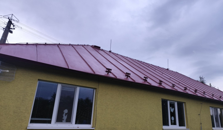 Rekonštrukcia striech ZS, domu smútku Pôtor, nový náter krytiny MŠ.