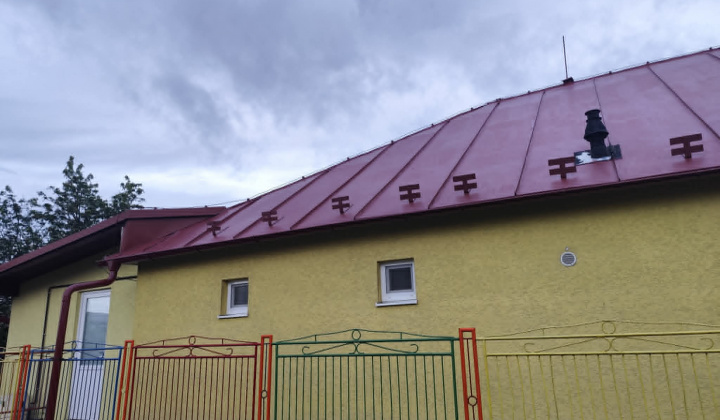 Rekonštrukcia striech ZS, domu smútku Pôtor, nový náter krytiny MŠ.
