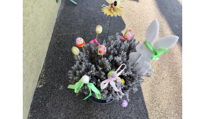 Veľká noc je za dverami, hľadanie čoko vajíčok, polievačka, šibačka...